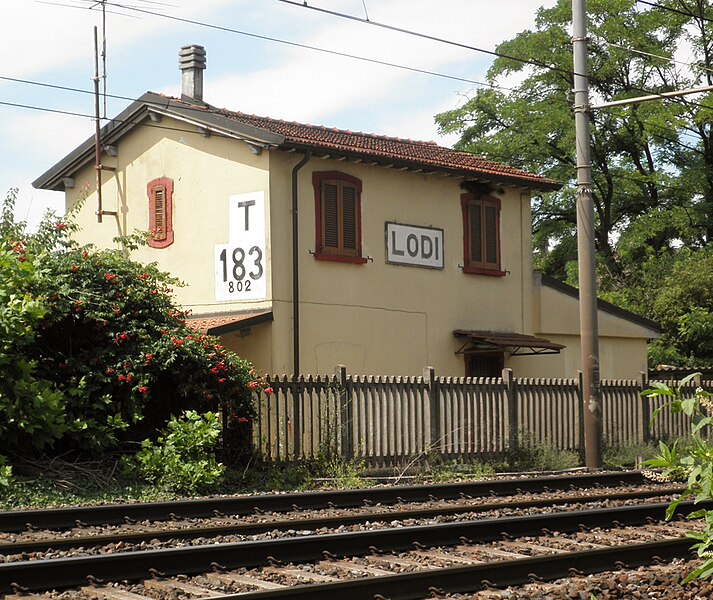 File:Lodi - casello ferroviario 27 - lato binari.jpg