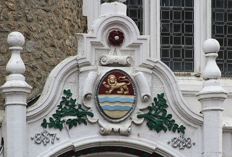 File:Lyme Regis Guildhall front door architrave.jpg