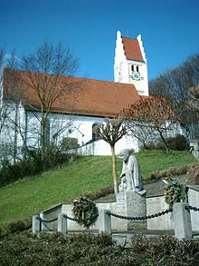 Pfarrkirche mit Kriegerdenkmal