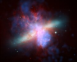 תמונה של M82 שהתקבלה משילוב צילומים מטלסקופ החלל האבל, שפיצר וצ'נדרה