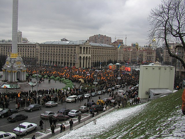 Ukrainian protesters at Maidan Nezalezhnosti during the Orange Revolution