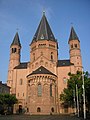 Eastern front of the Mainz Cathedral. The central tower dates back to Cuypers work in 1875.