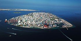 Die Inseln Malé und Hulhulé (Internationaler Flughafen Malé) und Funadhoo dazwischen.