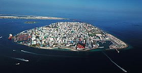 As ilhas de Malé e Hulhulé (Aeroporto Internacional de Malé) e Funadhoo no meio.