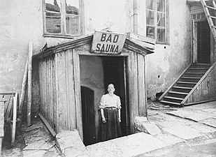 Mariankadun saunaa Brander kuvasi reportaasimaisesti, ja hän otti muutaman katukuvan ja sisältä kahdeksan kuvan sarjan. Kuvassa on saunan kylvettäjä.[35]