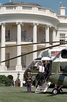 Les présidents Bush et Fox embarquent dans Marine One pour se rendre à Toledo dans l'Ohio. (définition réelle 396 × 600)