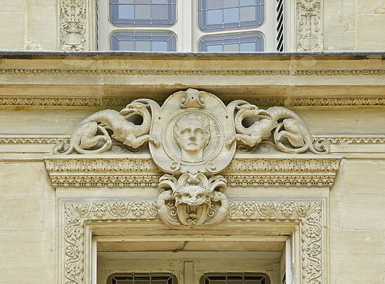 Mascaron représentant Chateaubriand, au-dessus d'une fenêtre du château de Monte-Cristo, au Port-Marly. (définition réelle 3 005 × 2 221)