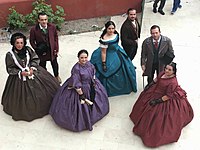 Membres de la "Asociación Cantares Viejos-Requena" abans de ballar "Los Lanceros Nuevos", LXX Central'da sunulan bir sunumla Vendimia.jpg