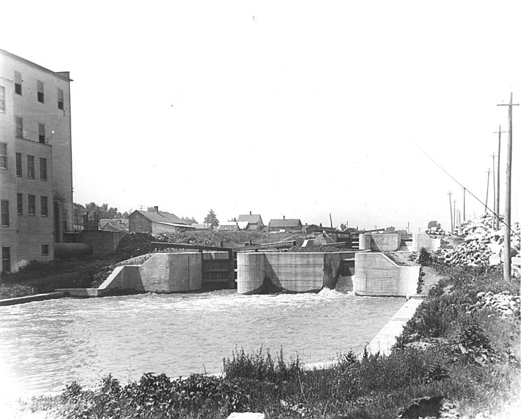 File:Miami and Erie Canal, Toledo, Ohio (approximately 1920) - DPLA - b9f4ec7d8efe6fa23db939ab0e7802b4.jpg