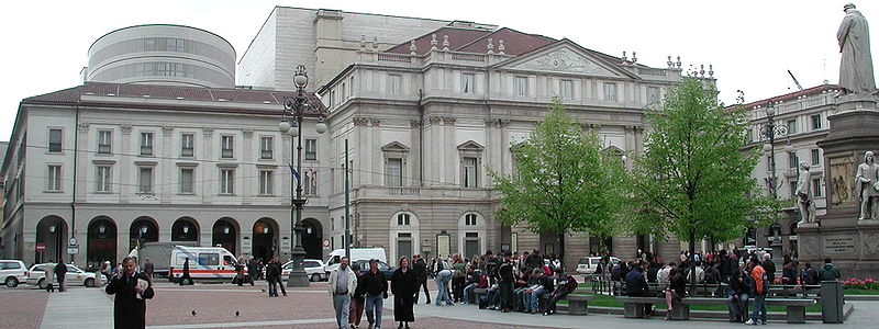 File:Milano scala piazza.jpg