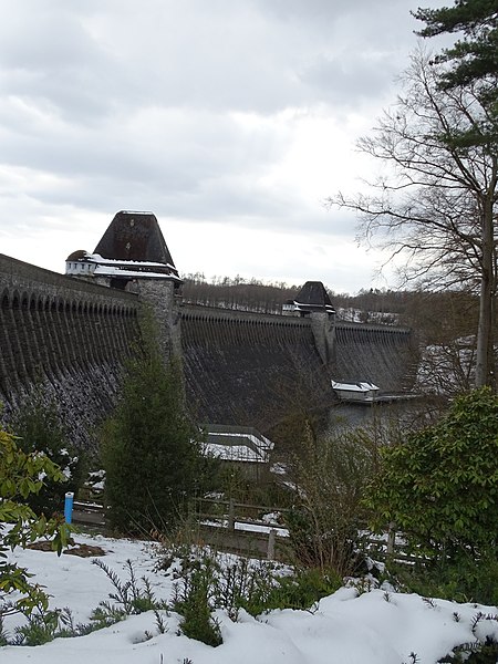 File:Moehnesee Reservoir dam 07.jpg