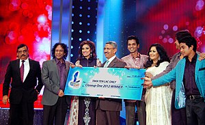 Мохамад Мосадак Али връчва награда Close-1 2012 в Международния конферентен център Бангабандху в Дака, Бангладеш.
