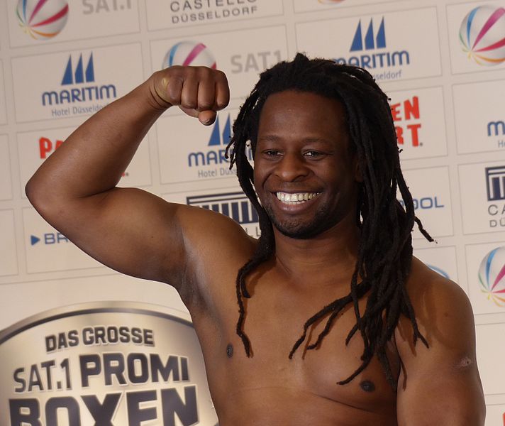 File:Mola Adebisi - offizielles Wiegen, Promiboxen 2013 (2).JPG