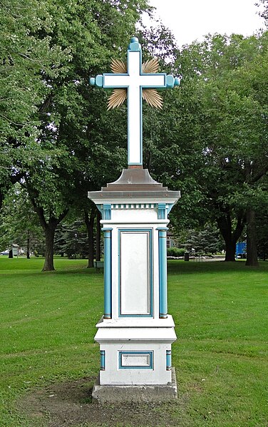 File:Monument de la Broquerie, Boucherville.jpg