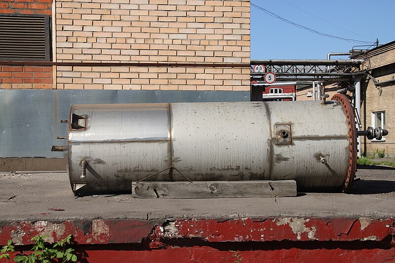 File:Moscow, former Kristall distillery - equipment (28284184329).jpg