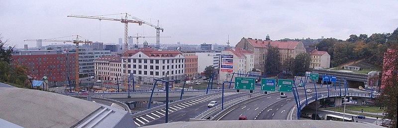 Pohled na severní vyústění tunelu Mrázovka z místa nad Strahovským tunelem