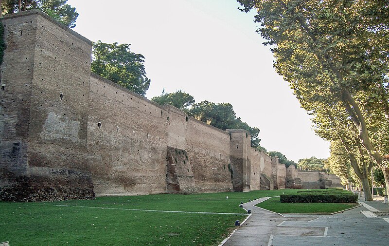 File:Mur d'Aurélien à Porta Metronia.JPG