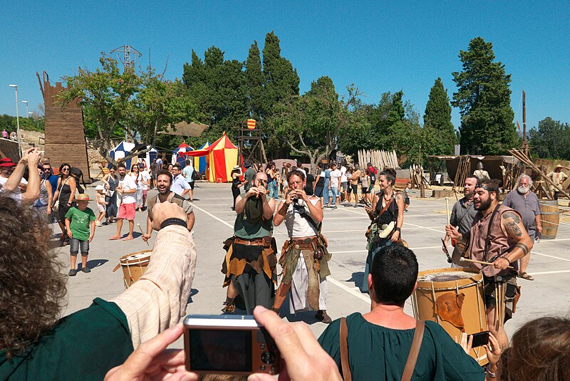 File:Musikgruppe Els Berros de la Cortauf dem katalanischen Musik- und Kulturfestival Terra de Trobadors 2023, Castello d'Empuries, Spanien.jpg