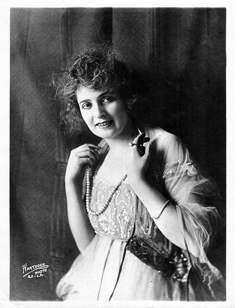 File:Myrtle Gonzalez ca. 1915 Hartsook.jpg