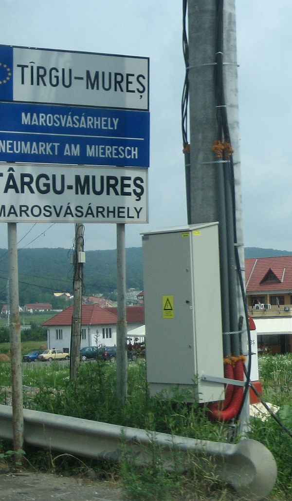 A trilingual town sign in Târgu Mureș. Marosvásárhely is the Hungarian name and Neumarkt am Mieresch, German. The top sign reflects the pre-1993 versi