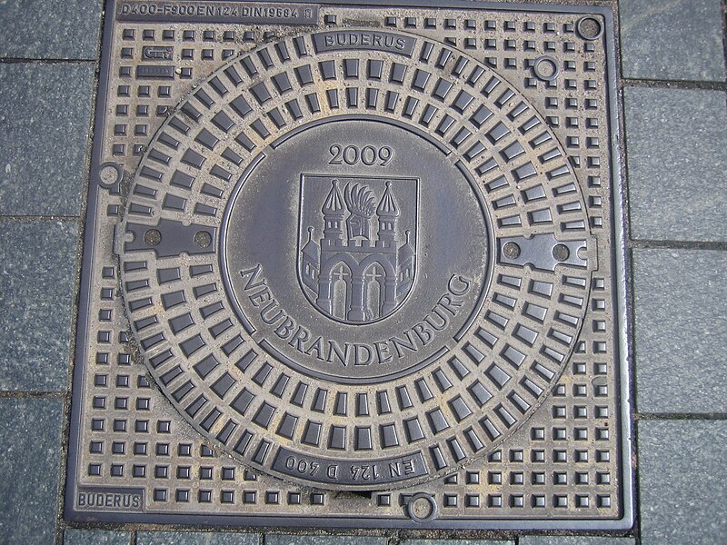 File:Neubrandenburg Kanaldeckel 2009.JPG