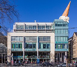 Neumarkt-Galerie, Köln mit Skulptur Dropped Cone - Claes Oldenburg und Coosje van Bruggen-8706