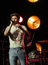 Niall performing "Slow Hands" in Glasgow Niall Horan 4 (40299212154).jpg