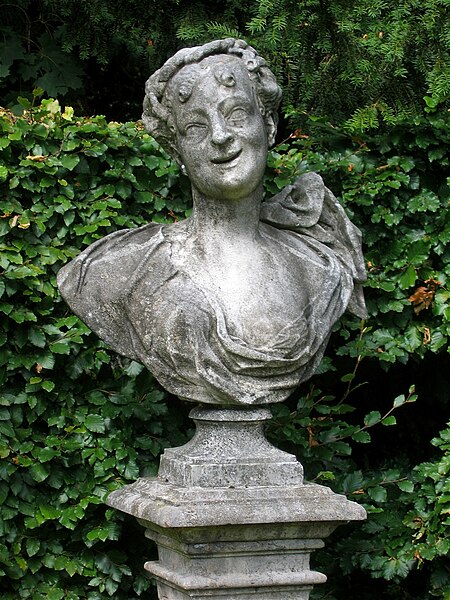 File:Nymphenburg-Noerdlicher Kabinettsgarten Statue R1-2.jpg