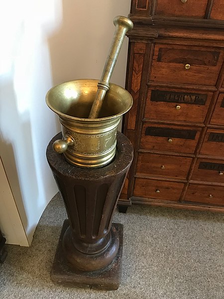 File:Old pharmacy mortar in exposition History of pharmacies in Kuks Hospital in Kuks, Trutnov District.jpg