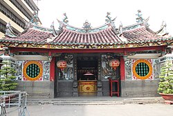 Hội quán Nhị Phủ (Miếu Nhị Phủ) tại góc đường Hải Thượng Lãn Ông và Phùng Hưng. Đây là một ngôi miếu cổ của người Hoa Phúc Kiến tại Chợ Lớn