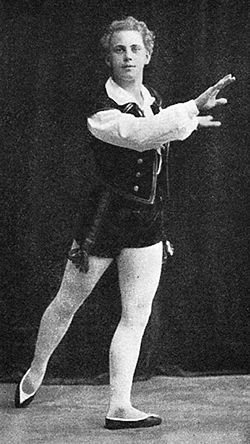 Oscar Tropp som nyutnämnd premiärdansör 1907.