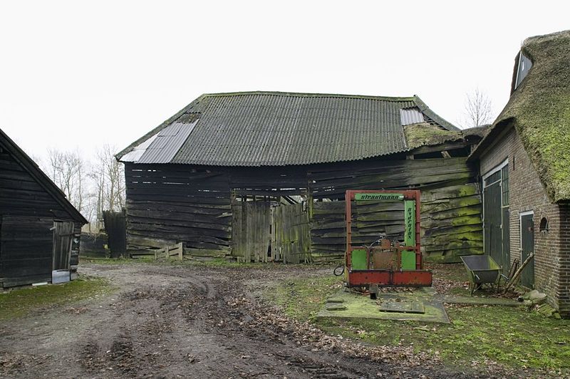 File:Overzicht houten hooischuur, in slechte staat - Ruinerwold - 20412710 - RCE.jpg