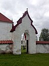 Parti av bogårdsmuren med de karaktäristiska ingångarna.