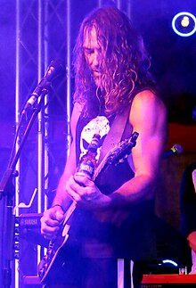 Gildenlow performing with Pain of Salvation in 2019.