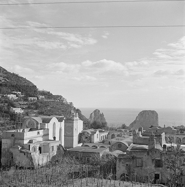 File:Panorama met op de voorgrond Anacapri en op de achtergrond rotsen genaamd 'Farag, Bestanddeelnr 252-0071.jpg