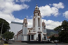 Vista parcial del Foro Libertador, al fondo el Panteón Nacional y el Mausoleo del Libertador.