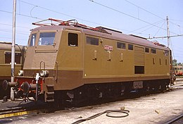 Paola - deposito locomotive - locomotiva E.424.143 - 14-07-1986.jpg