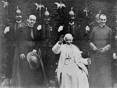 León XIII, en el Rerum novarum, inició la doctrina social de la Iglesia.