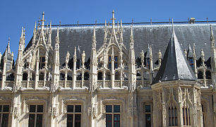 Cuerpo central del edificio con balaustrada renacentista y detalles de ventanas renacentistas