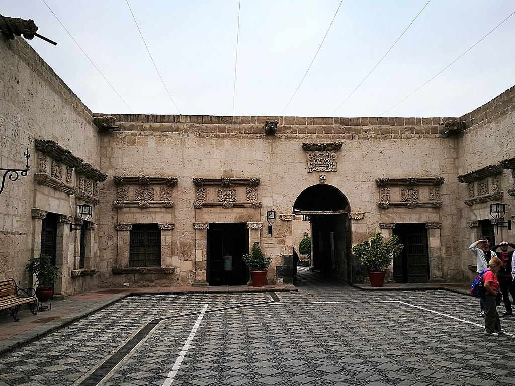 Pati de la Casona Tristán del Pozo des del Pasaje de la Catedral d'Arequipa