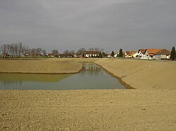 Pohled na Petlovac a rybník Jezero