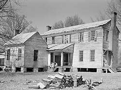 1937 Nisan'ında Boykin'de, Sandyridge adında, Mark Pettway ailesine ait müstakil mutfağın ve eski çiftlik evinin arkadan görünümü. Ev kısa bir süre sonra yıkıldı. Arthur Rothstein tarafından fotoğraflandı.