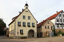 Das ehemalige Rathaus von Pfitzingen, im Hintergrund links der Schulbauernhof.