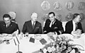 מפקד חיל הים שלמה אראל במפגש עם פליקס אמיו, בונה ספינות הטילים והבעלים של קונסטרוקסיון מקאניק דה נורמאנדי,[18] מלון דן כרמל 1967.