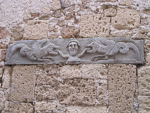 Außenmauer der Kirche Santa Maria e San Rocco in Pitigliano