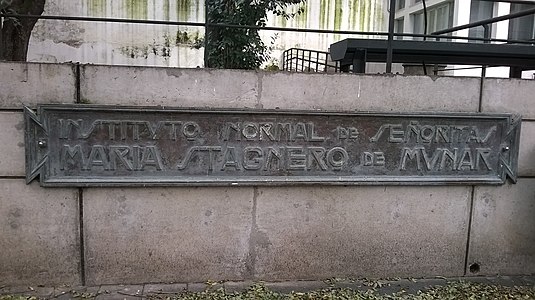 Placa de l'Institut Normal de Senyoretes Maria Stagnero de Munar ubicada al pati dels Instituts Normals «Maria Stagnero de Munar i Joaquín R. Sánchez». (Montevideo, Uruguai)