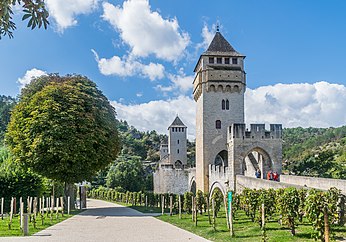 Le pont Valentré, emblème médiéval de la ville de Cahors, est inscrit au patrimoine mondial de l'UNESCO au titre des Chemins de Saint-Jacques-de-Compostelle.