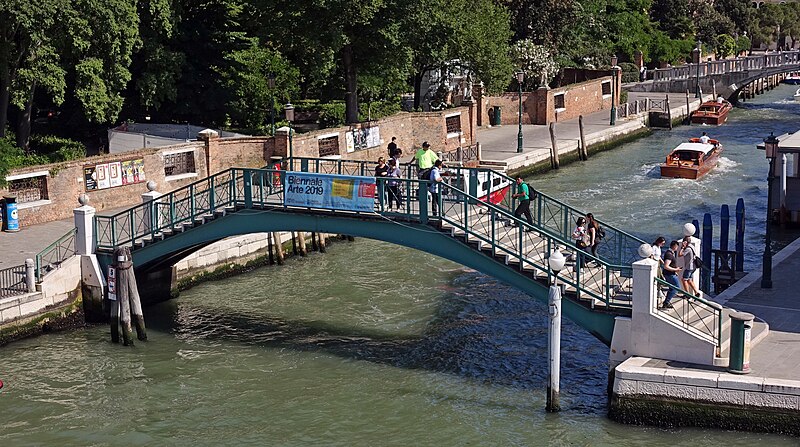 File:Ponte Santa Chiara.jpg