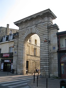 Porte de la monnaie depuis les quais.jpg