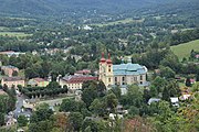 Čeština: Výhled na hejnický kostel s klášterem (v popředí) a Bílý Potok (v pozadí) z Poustevníkova kamene.